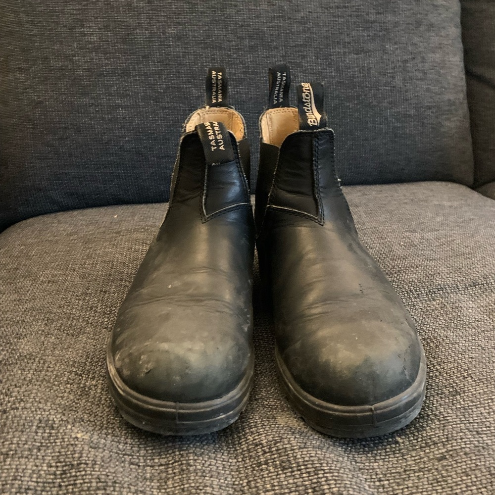 Black round toe blundstones Womens 9.5